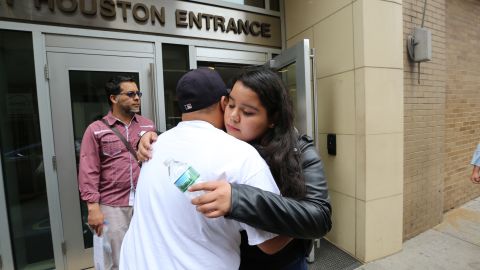 Coordinador de Coalición Nuevo Santuario de NY, Juan Carlos Ruiz acompaña a Selena Luna (hija de Torcaz) y a su padrastro, Guadalupe Castillero a la corte de inmigración donde Concepcion Torcaz, esposa de Castillero, tendrá una cita con el juez.