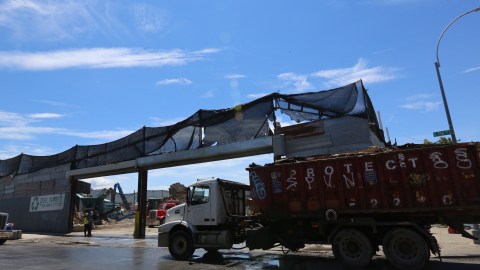 El continúo paso de camiones con desechos sólidos afecta a los residentes de varias zonas de NYC.