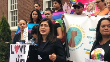 Manifestación en contra de ataque homófobo a joven hispano durante Desfile del Orgullo Gay de Queens