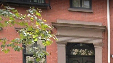 El toldo del restaurante fue rociado, según el video