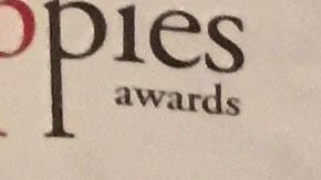 La fotógrafa Mariela Lombard posa con el premio Ippie.