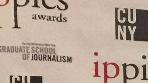 La fotógrafa Mariela Lombard posa con el premio Ippie.