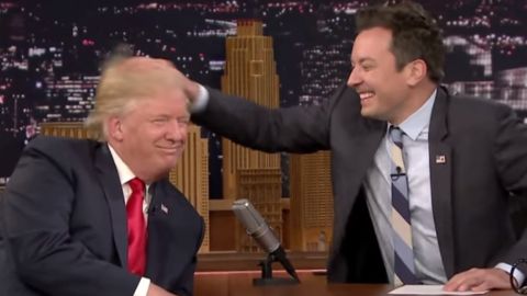 Cuando estaba en campaña, el presidente Trump se dejó despeinar por Fallon.