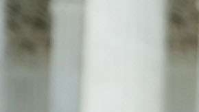 Vargas sostiene a la angelina de herencia oaxaqueña Sophie Cruz (C) en una rueda de prensa frente a la Corte Suprema.