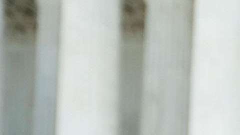 Vargas sostiene a la angelina de herencia oaxaqueña Sophie Cruz (C) en una rueda de prensa frente a la Corte Suprema.