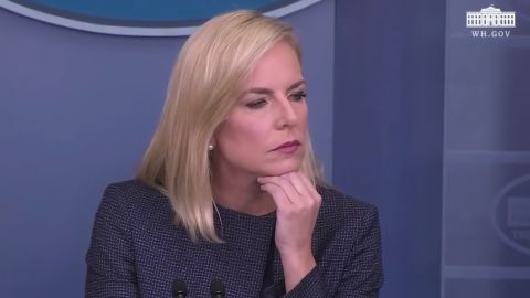 Nielsen fue duramente cuestionada sobre la separación de niños de sus padres en la frontera.