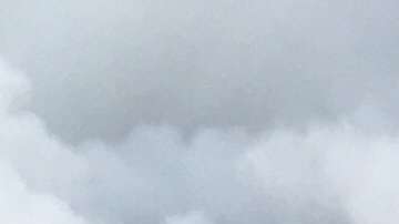 Globos de lava de la Fisura 8 del volcán Kilauea entrando al mar.