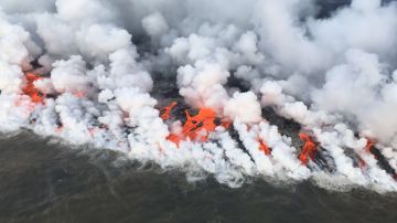 Globos de lava de la Fisura 8 del volcán Kilauea entrando al mar.