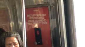 Imagen de Louis Boria en el subway en ruta al trabajo. Él se despojó del miedo a ser juzgado por desarrollar una manualidad realizada generalmente por madres y abuelas.
