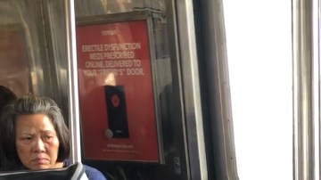 Imagen de Louis Boria en el subway en ruta al trabajo. Él se despojó del miedo a ser juzgado por desarrollar una manualidad realizada generalmente por madres y abuelas.