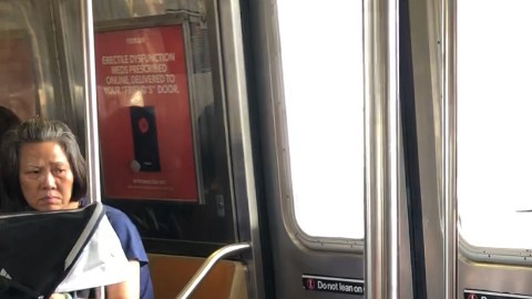 Imagen de Louis Boria en el subway en ruta al trabajo. Él se despojó del miedo a ser juzgado por desarrollar una manualidad realizada generalmente por madres y abuelas.