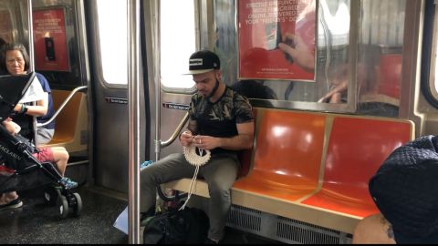 Imagen de Louis Boria en el subway en ruta al trabajo. Él se despojó del miedo a ser juzgado por desarrollar una manualidad realizada generalmente por madres y abuelas.