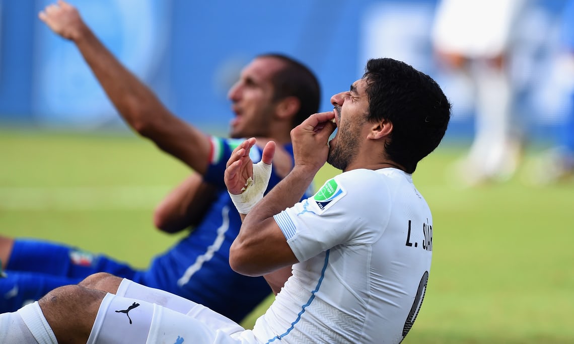 Suárez y Chiellini. Luego del partido, la FIFA suspendió al delantero uruguayo por cuatro meses.