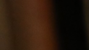 Deborah Barrios Vásquez, junto a su hijo, durante el anuncio.