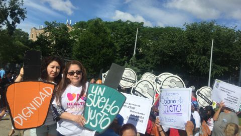 Dos de las manicuristas que participaron el martes de la manifestación por un mayor salario mínimo con propina. /A. B. N.