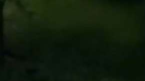 Las autoridades guían a los empleados fuera del edificio.