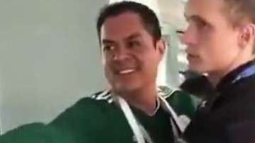 Un aficionado mexicano retó al humor de un guardia ruso en Ekaterimburgo.