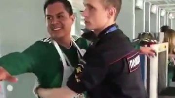 Un aficionado mexicano retó al humor de un guardia ruso en Ekaterimburgo.