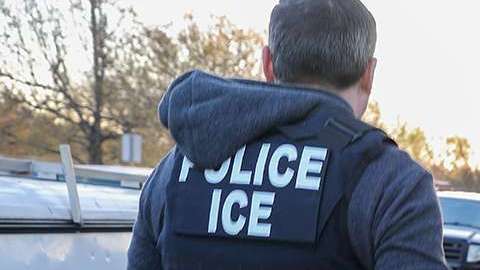 ICE no afloja su presión contra inmigrantes indocumentados