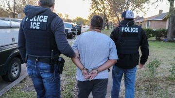 ICE no afloja su presión contra inmigrantes indocumentados