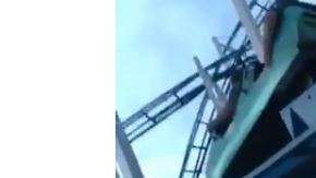 Los bomberos rescataron a personas que colgaban de la atracción.