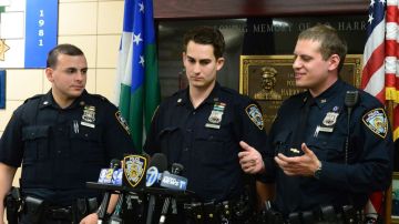 Tres policías salvan a bebé que había dejado de respirar