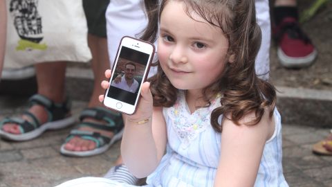 Luciana Villavicencio, hija de Pablo, estuvo en la demostración junto a su madre.