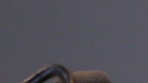 La cofundadora de la Alianza Nacional de Campesinas, Mónica Ramírez, der., recibe el  Humanity of Connection Awards. en el  salón David Geffen.