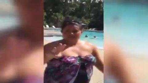 La mujer agredió a unos jóvenes y a unos policías.