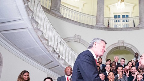 El alcalde De Blasio y el presidente del Concejo Corey Johnson, se felician por el presupuesto.