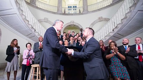 El alcalde De Blasio y el presidente del Concejo Corey Johnson, se felician por el presupuesto.