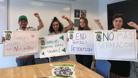 Miembros de MRNY preparaban el viernes los carteles que usarían en la marcha contra la separación de familias.