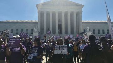 Activistas a favor y en contra del aborto realizaron una protesta en víspera del dictamen del Tribunal Supremo en demanda contra ley de California. Foto: María Peña/Impremedia