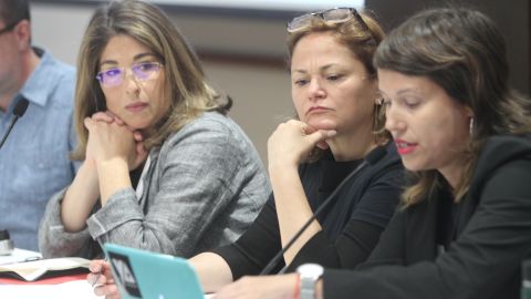 Eva Prados, portavoz del Frente Ciudadano por la Auditoría junto con la ex presidenta del concejo de NYC, Melissa Mark-Viverito y la autora y activista, Naomi Klein./Mariela Lombard