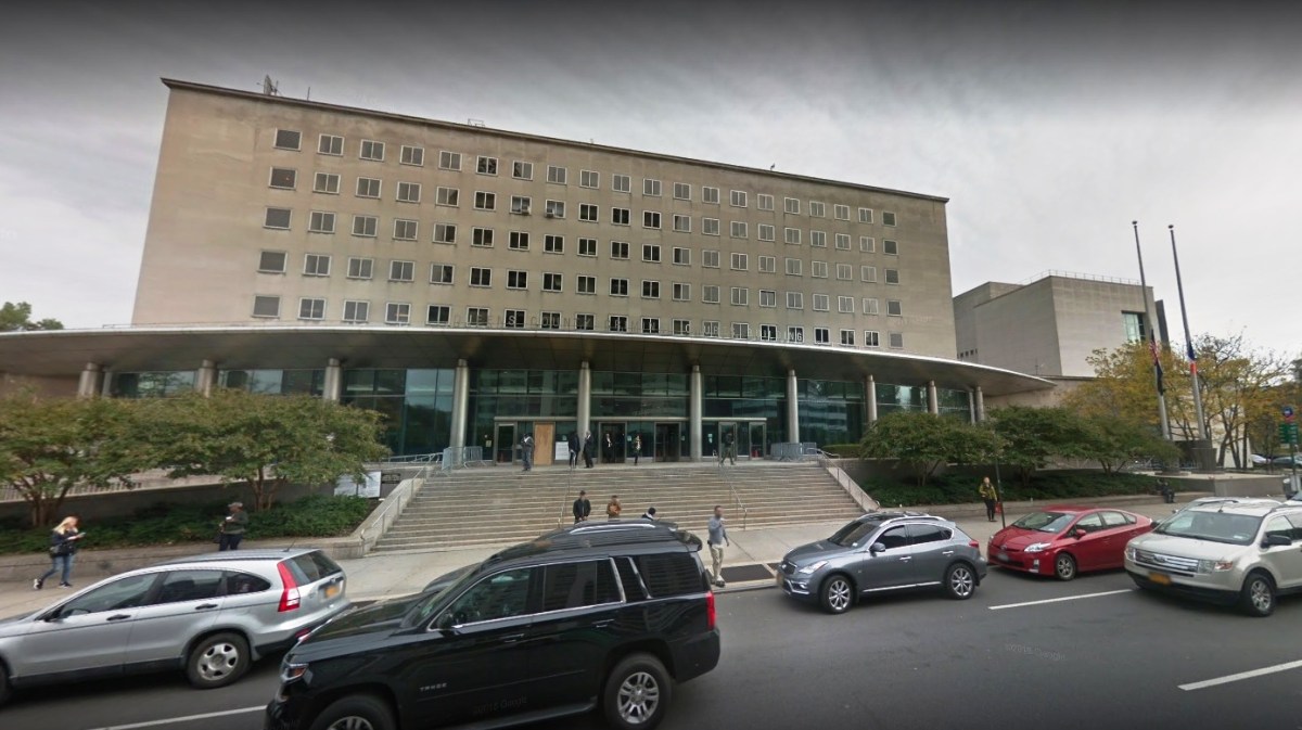 Subdirector de escuela secundaria abusó de alumna: acusación en Queens, Nueva York