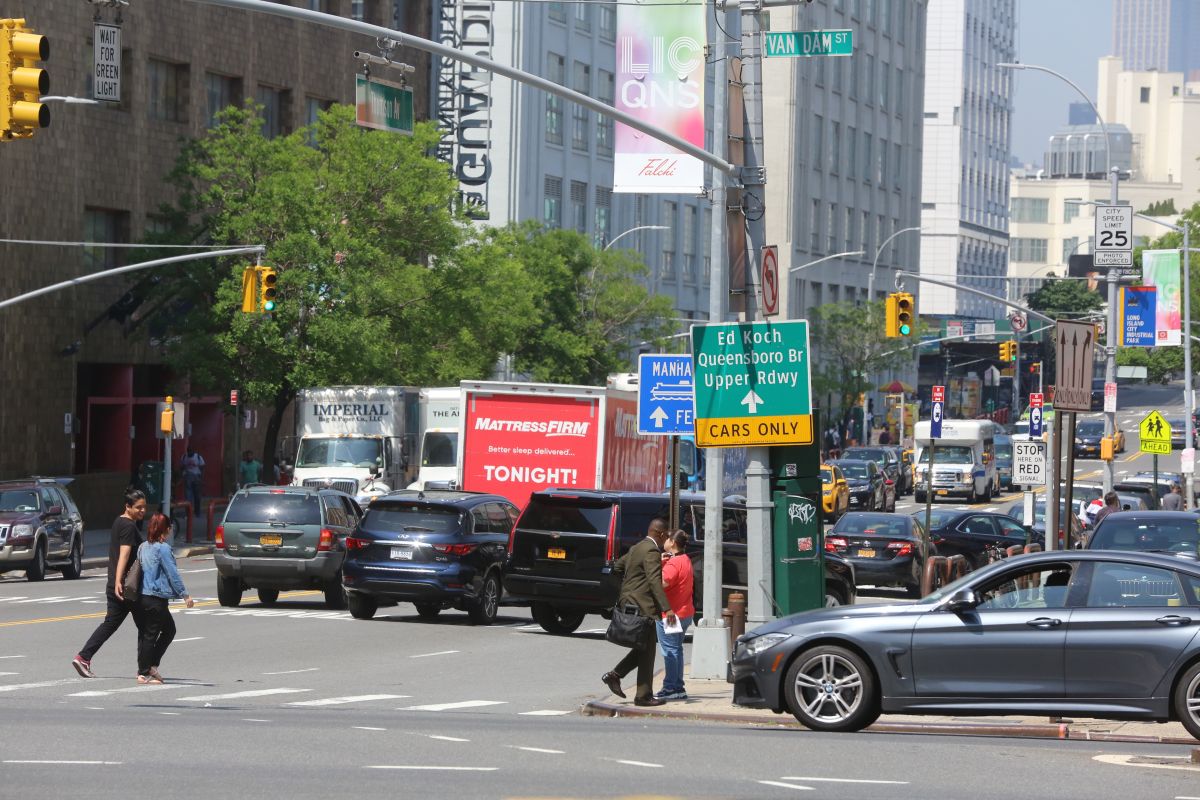 Balacera en club nocturno adolescente muerto y mujer herida en Queens