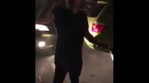 El sujeto lanzó expresiones despectivas hacia hispanos y negros.