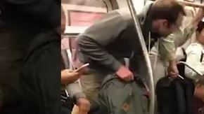 Los pasajeros se subieron a los asientos para evadir a la rata.