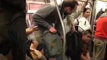 Los pasajeros se subieron a los asientos para evadir a la rata.