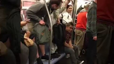 Los pasajeros se subieron a los asientos para evadir a la rata.