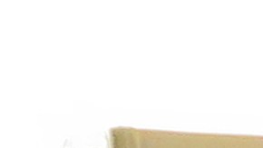 Ricardo Rivera es puertorriqueño y desde hace 10 años trabaja en Alphapointe. Una de sus tareas es doblar estas correas de uso médico militar.