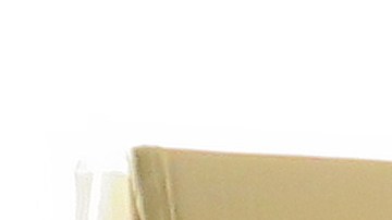 Ricardo Rivera es puertorriqueño y desde hace 10 años trabaja en Alphapointe. Una de sus tareas es doblar estas correas de uso médico militar.