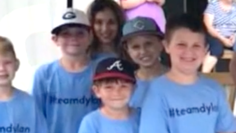 Un niño recauda fondos vendiendo limonada para la enfermedad de su hermano pequeño