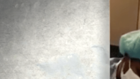 Dr. Windell Boutte mientas practicaba una cirugía.