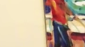 Page Kemna cantando su currículum a empresas para que la contraten.