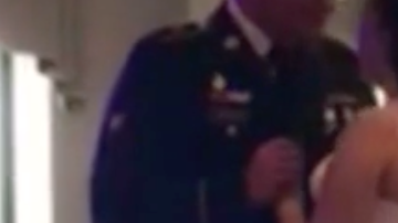 Los novios tuvieron que salir huyendo, escapando del fuego.