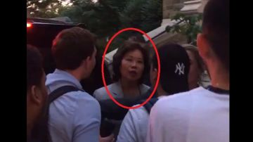 La secretaria Chao confrontó a los activistas.