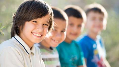 Los niños de hogares latinos pasan más tiempo en Internet.