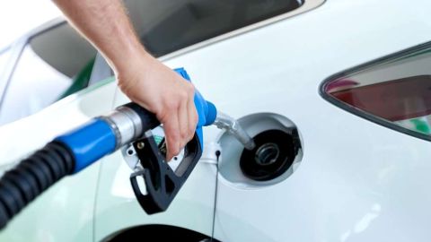 Sigue estos consejos para ahorrar en la gasolinera.