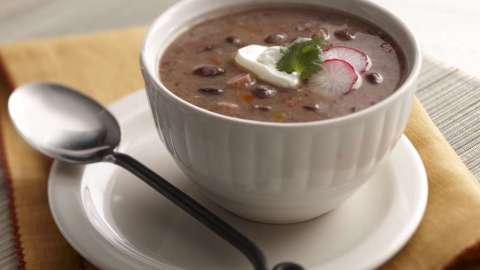 Frijoles negros ligeramente condimentados con comino y orégano.